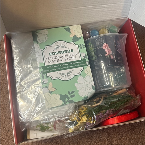 Soap Making Kit With Soap Base, Silicone Molds, Fragrance Oils, Pigments & More - Picture 3 of 5